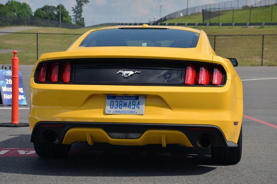  Ford Mustang EcoBoost 2015 года  (фото 16 из 20)